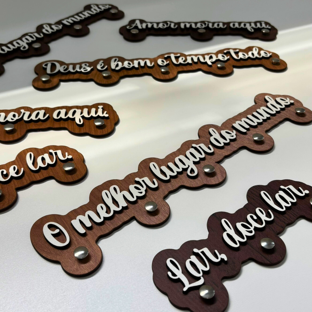 Porta Chaves Parede Mdf Amadeirado para Casa Apartamento Frases Decorativo Sem furo