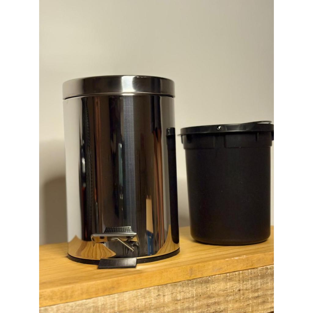 Lixeira Inox 2,7 Litros com pedal para banheiro, lavabo, cozinha, quarto, escritório, consultórios