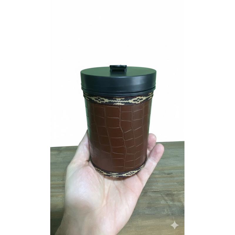 porta erva mate com bico dosador 250 gramas revestimento croco sintético marrom