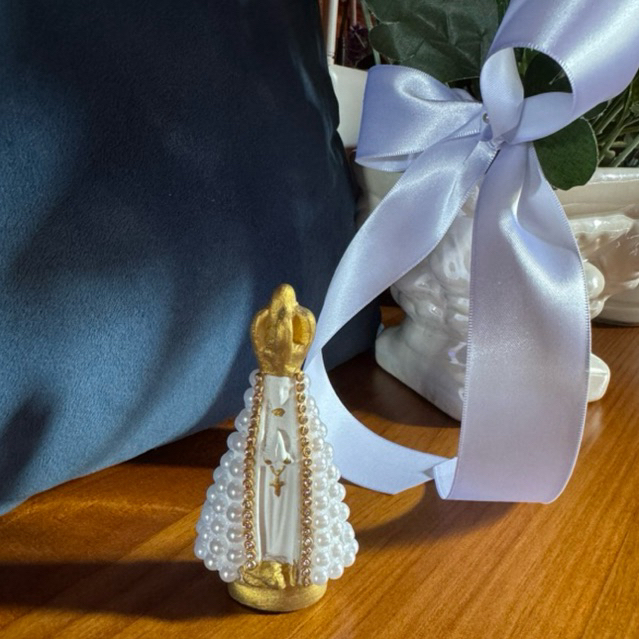 Nossa Senhora Aparecida 10cm Pérolas Branca Com Detalhes em Strass - Lembrança Religiosa