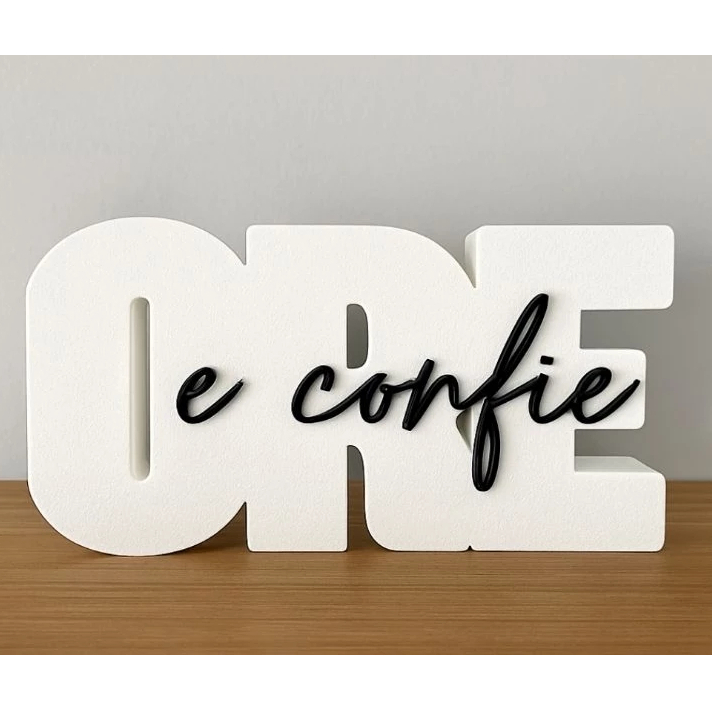 Decoração Ore e Confie Ele Vive Enfeite Decoração de Sala Quarto Mesa com Dizeres Bíblicos - Decoração Bíblica e Cristã