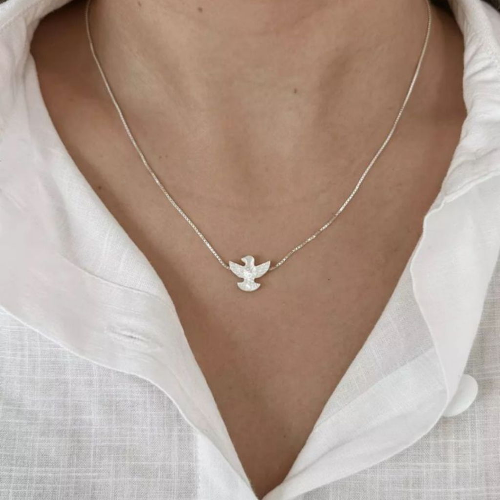 Colar Feminino Espírito Santo Madrepérola – Semijóia no Nylon, Ouro 18k ou Prata 925