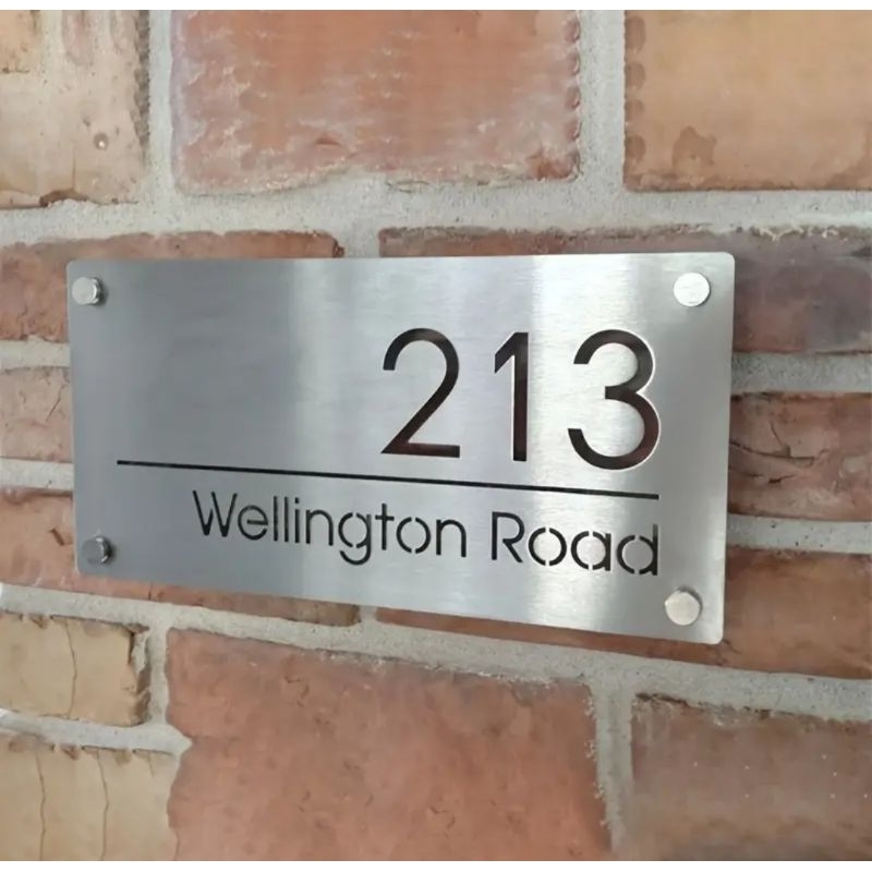 Placa de endereço em acrílico com adesivo prata  escovado.