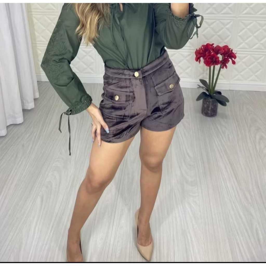 SHORT VELUDO MOLHADO LUXO - Bolsos Frontais, Cintura Alta e Botões Dourados - Elegância e Maciez!