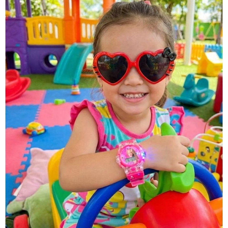 Kit Relógio Infantil Digital Pisca Luz Led Toca Musica Princesas Disney + Óculos de Sol Coração Laço Formato Coração