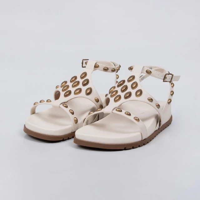 Agata Papete Feminina Anatômica Off White com Tachas Douradas e Fivela Ajustável Estilosa e Confortável