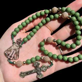 Terço Nossa Senhora Aparecida Emborrachado Verde/Metal Bronze em Oferta na Shopee