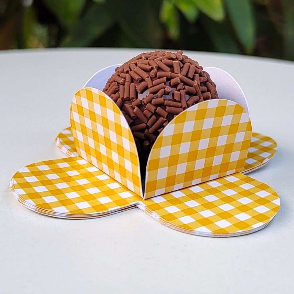 Forminha de Doce Brigadeiro, Beijinho 4 Pétalas Festa, Aniversário, Lembrancinha, Infantil Xadrez Amarelo