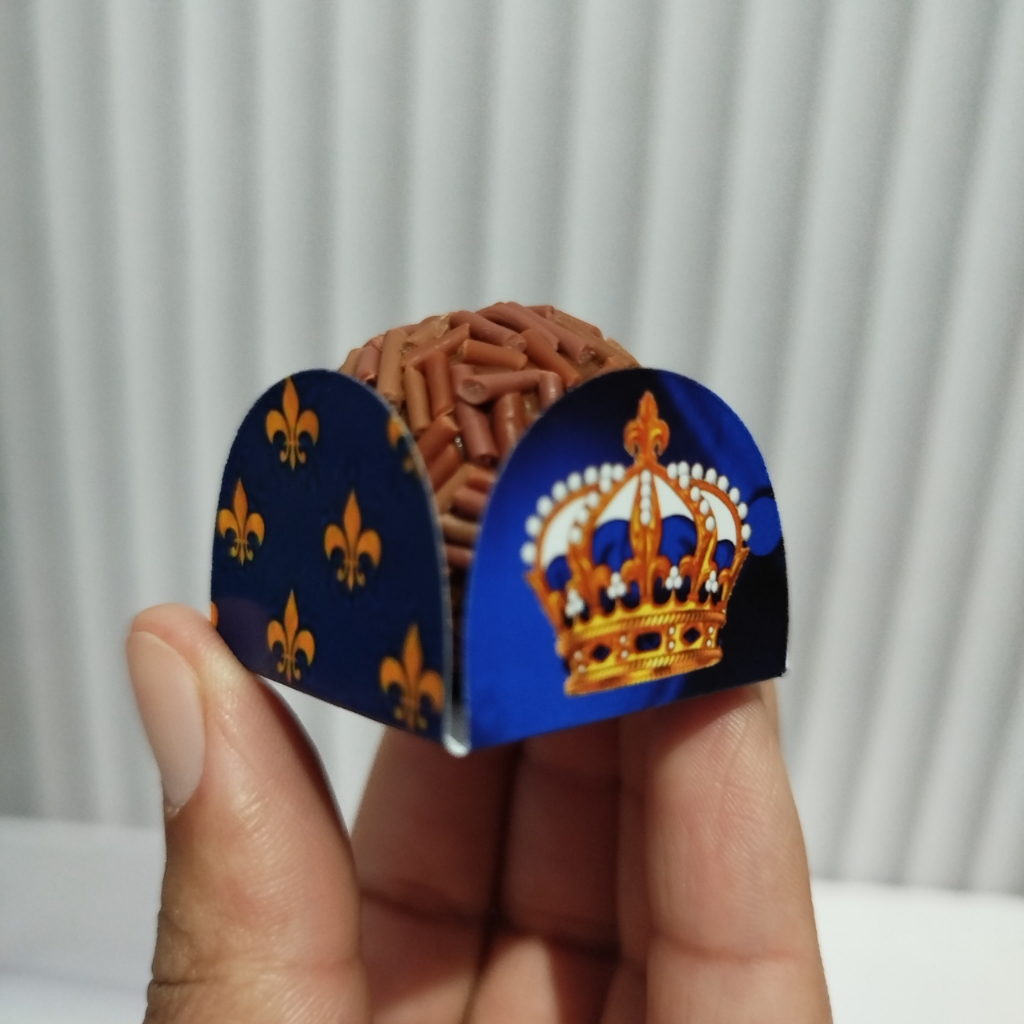 FORMINHA 4 PÉTALAS,PARA DOCES, BRIGADEIRO, BEIJINHO,ETC...TEMA REALEZA, DECORAÇÃO/ANIVERSÁRIO/FESTA INFANTIL