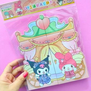 Livro Cenário com Adesivos Turma da Sanrio no Circo / Kuromi / My Meloldy
