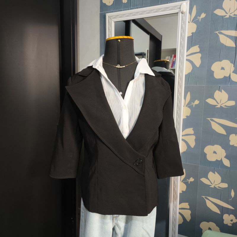[brechó/desapego] Blazer Preto com Botão Coivara em Ótimo Estado/alfaiataria/social/Tamanho 42