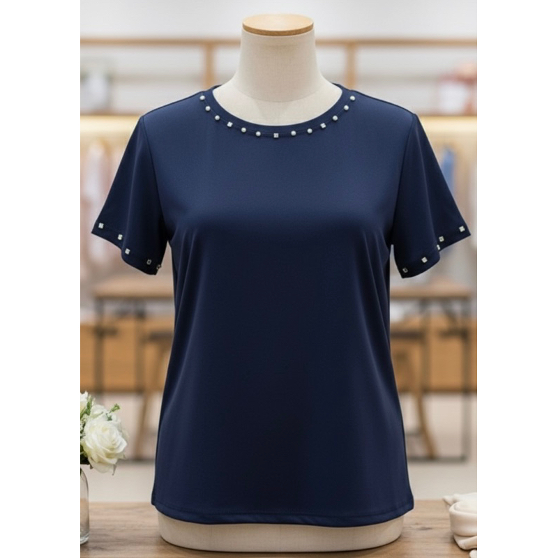 Blusa t-shirt com Detalhes em Strass e pérolas no Decote e Mangas em strass – Moda Feminina Premium
