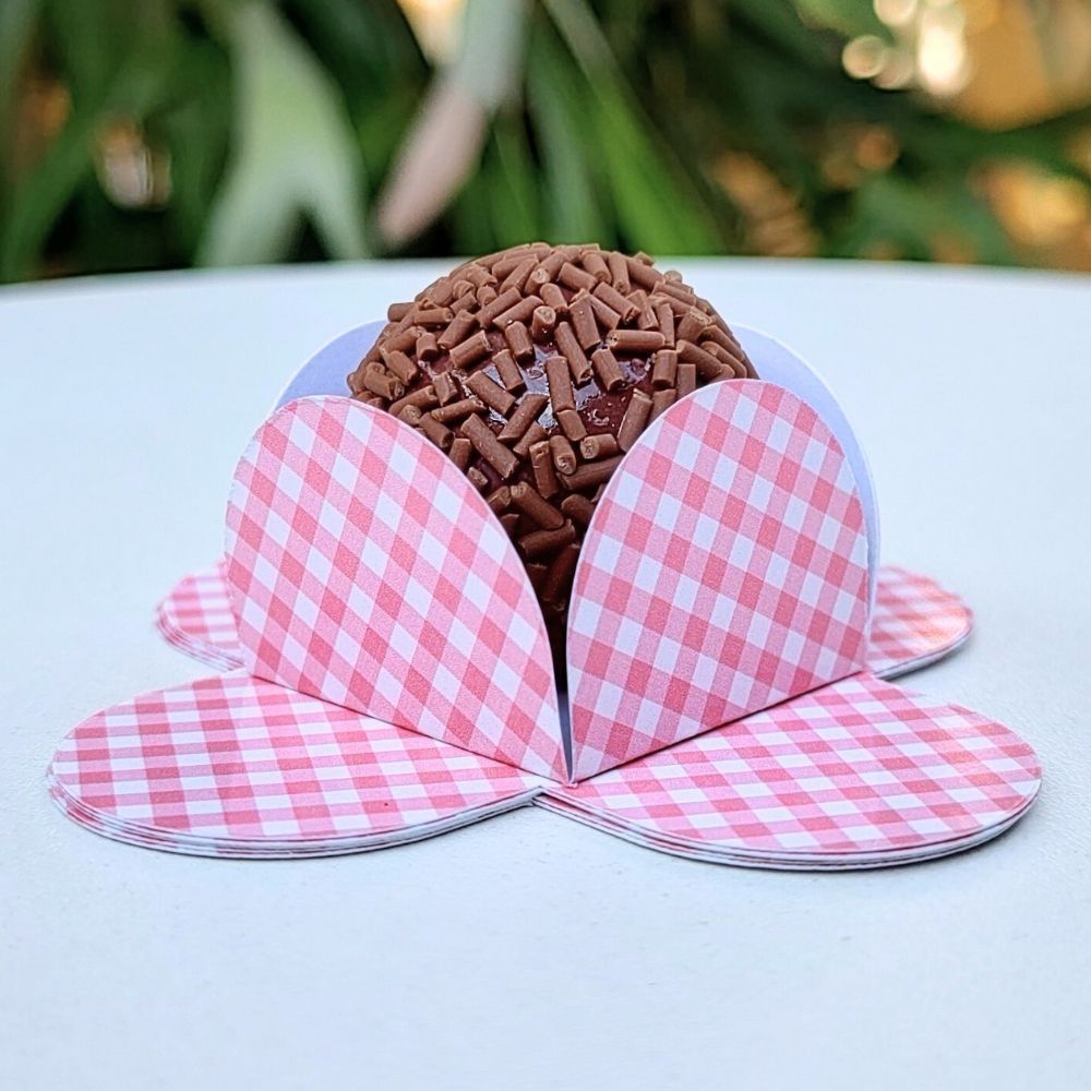 Forminha de Doce Brigadeiro, Beijinho 4 Pétalas Festa, Aniversário, Lembrancinha, Infantil Xadrez Rosa Claro