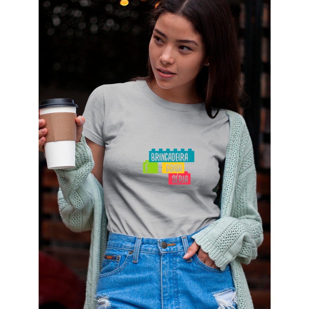 Camiseta Feminina Babylook t shirt brincadeira é coisa séria educação infantil escola pedagogia professora 100% Algodão