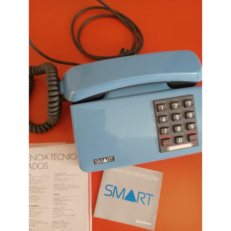 Telefone antigo de teclas na caixa Gradiente Smart