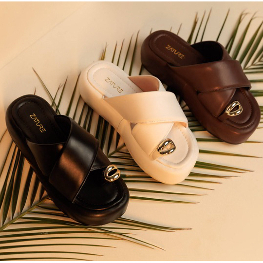 Sandália Feminina Flatform Tiras Acolchoadas e Enfeite dourado