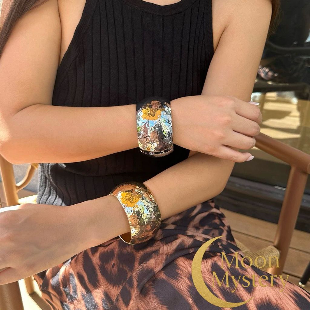 Pulseira Feminina Dourada com Textura Martelada – Design Redondo, Moderna, Estilo Fashion e Elegante