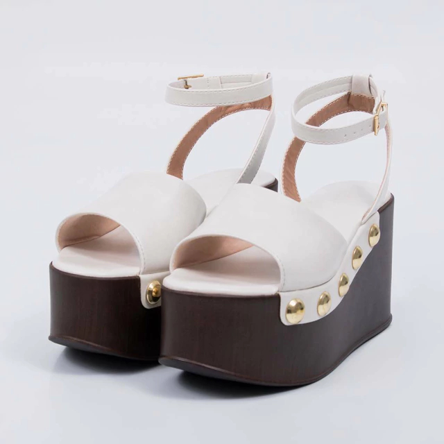 Sandalia Feminina Marrocos Anabela Off White com Tachas Douradas e Salto Confortável Estiloso