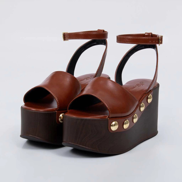 Sandalia Feminina Marrocos Anabela Caramelo com Tachas Douradas e Salto Confortável Estiloso Not Me Shoes