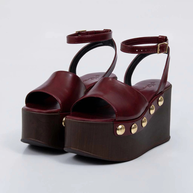 Sandalia Feminina Marrocos Anabela Vermelho com Tachas Douradas e Salto Confortável Estiloso