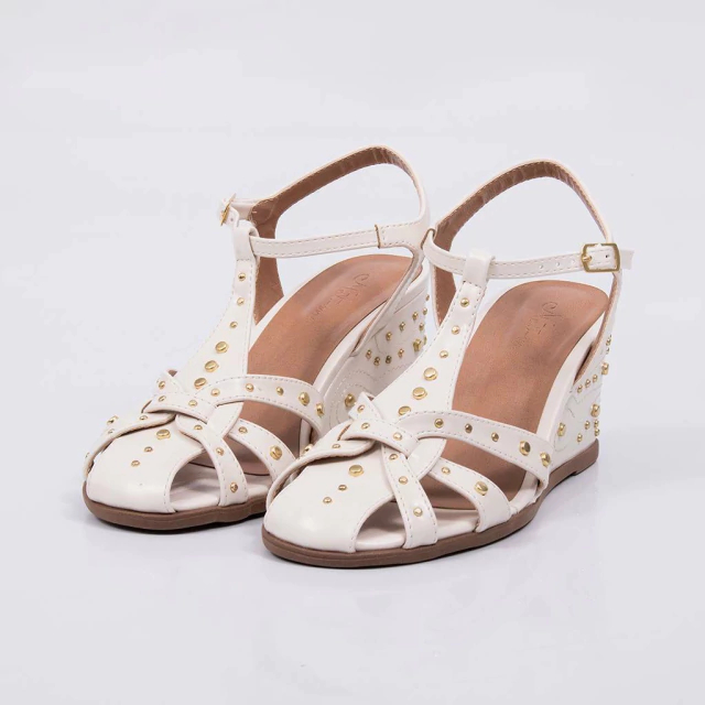 Sandalia Feminina Quenia Anabela Off White com Tachas Douradas e Plataforma Elegante e Confortável
