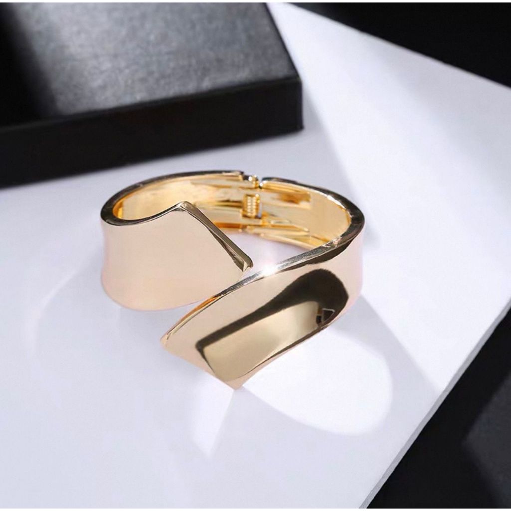 Pulseira Feminina Dourada Moderna – Design Assimétrico Aberto, Estilo Minimalista Fashion em Oferta na Shopee