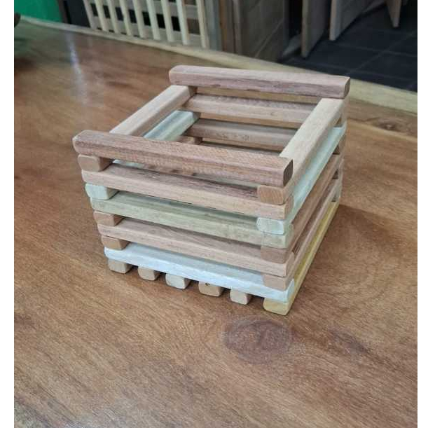 Kit com 4 cachepos de madeira natural medindo 20cm x 20 x 15 cm
