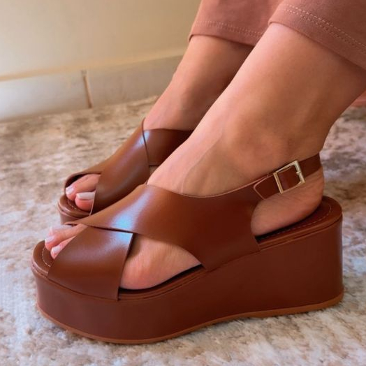Sandália Plataforma Feminina Flatform Confortável com Fivela Dourada Tendência Verão 2025