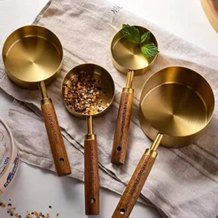 Kit 4 Colheres Medidoras de Aço Inoxidável com Cabo de Madeira – Dourado Luxo para Cozinha Moderna