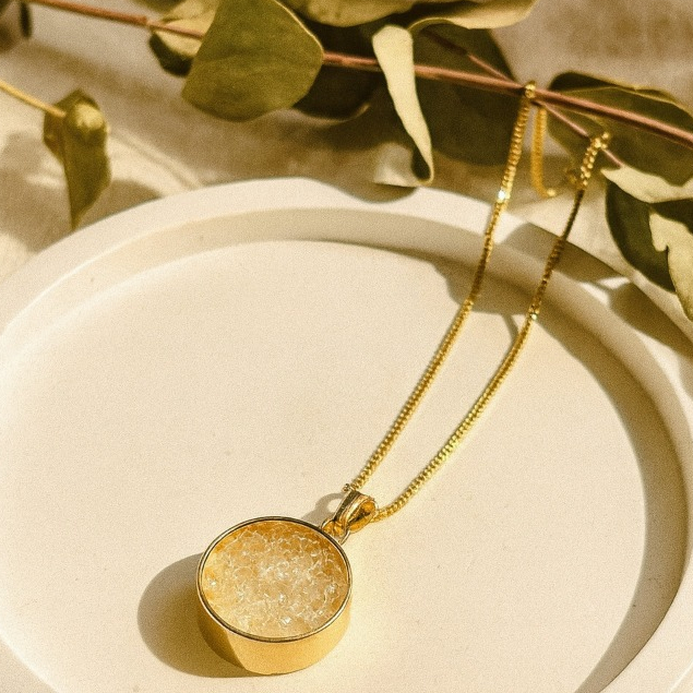 Colar Banhado a Ouro 18K com Pingente Delicado | Semijoia Fina 45cm Sal Grosso Dourado em Oferta na Shopee