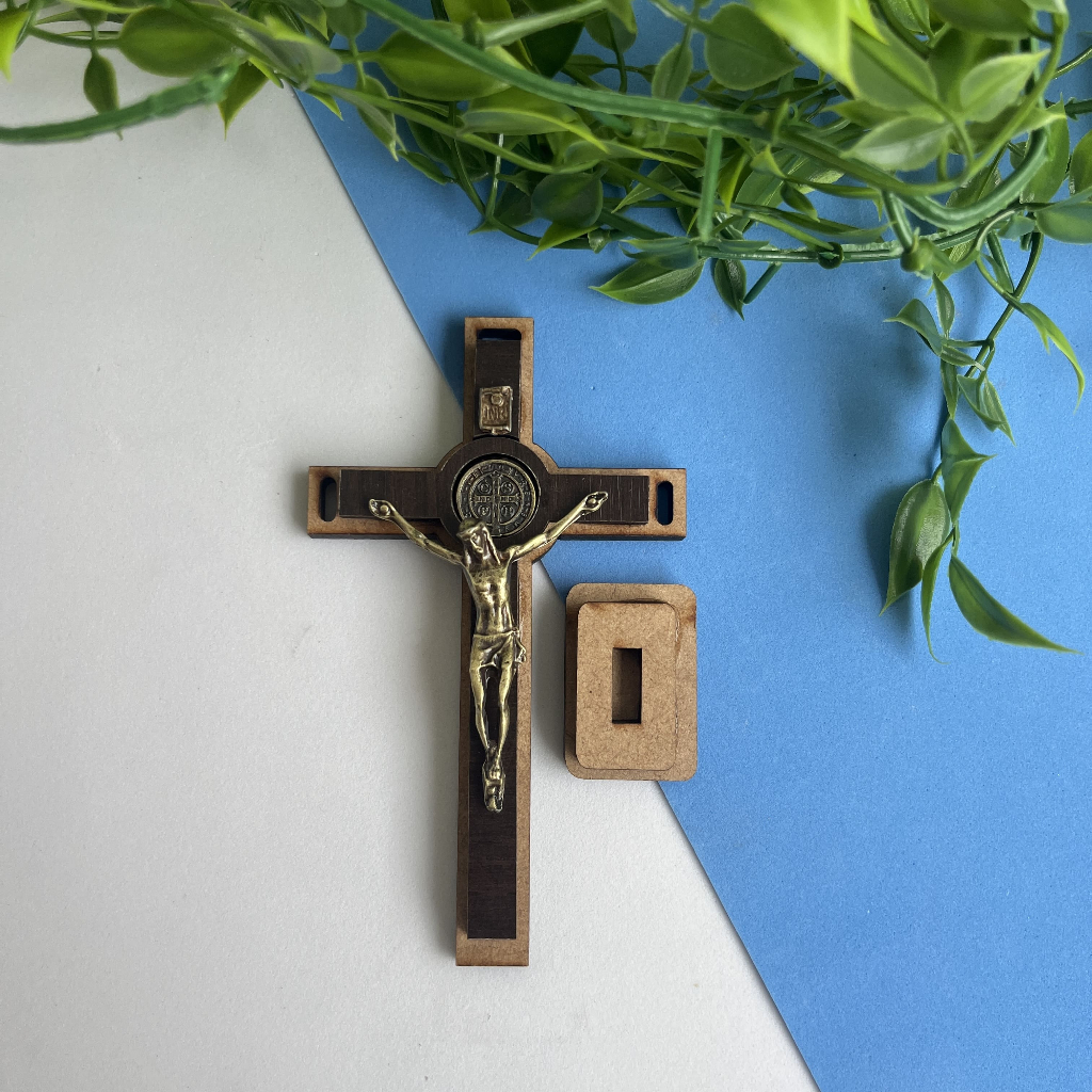 Crucifixo de madeira mesa ou parede com medalha de São Bento 15cm em Oferta na Shopee