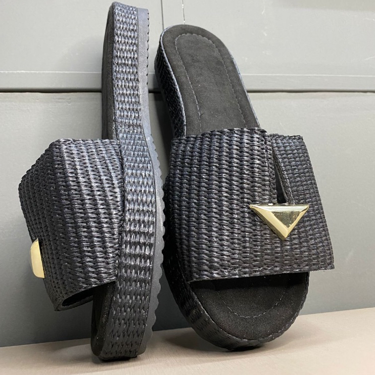 Slide Feminino Chinelo texturizado com detalhe triangular