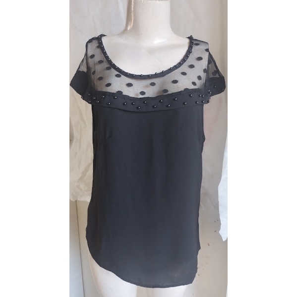 Blusa de gola canoa transparente com pérolas pretas