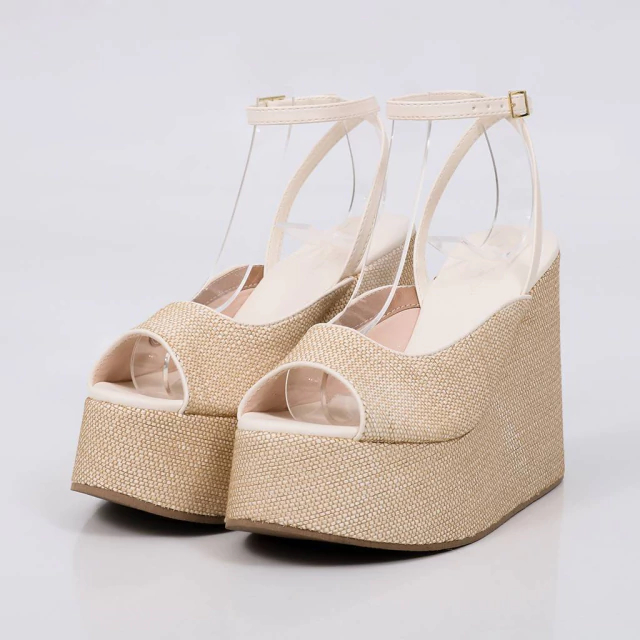 Sandalia Feminina Savanna Trançado Com Tiras Design Aberto Off White Elegante e Confortável