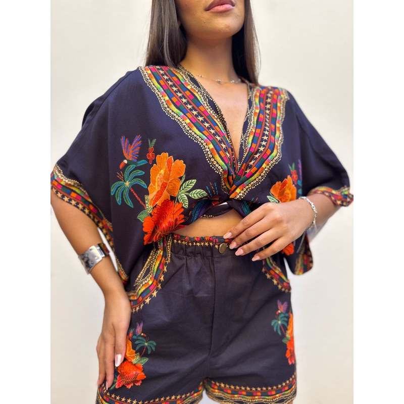 Conjunto feminino ou peças separadas estampa borogodó azul cropped morcego multiformas e cropped sarja estampado