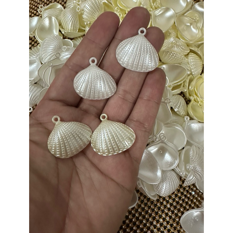 Pingente concha aberta perolada em ABS-20unid