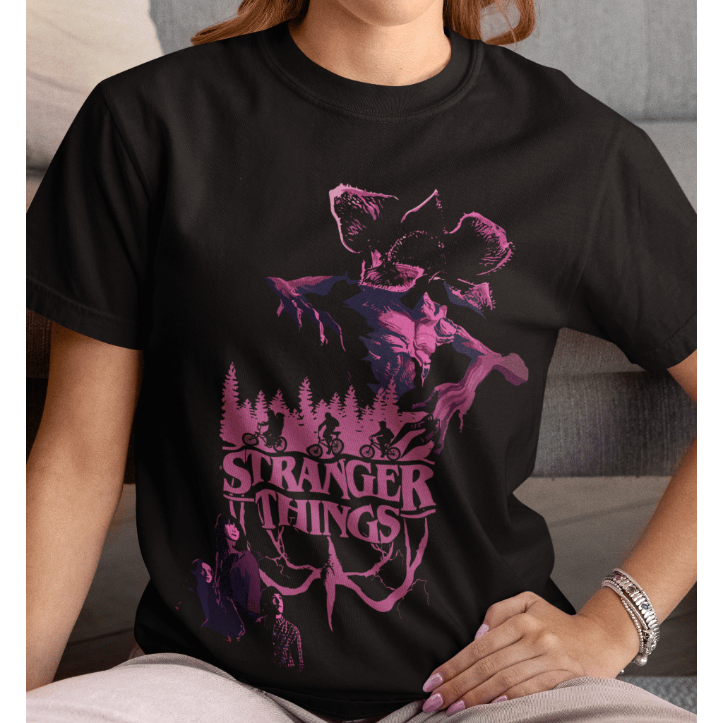 Camiseta Stranger Things Seriado Estampado Geek Terror Aventura Camisa Preta Algodão Premium Unissex