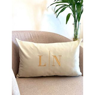 Almofada com enchimento decorativa personalizada com as iniciais casal em Oferta na Shopee