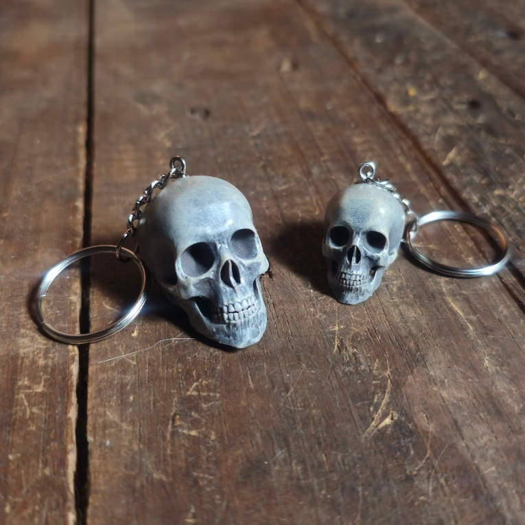 Chaveiro e pingente de cranio humano realista em resina em Oferta na Shopee