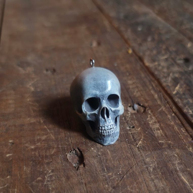 Chaveiro e pingente de cranio humano realista em resina