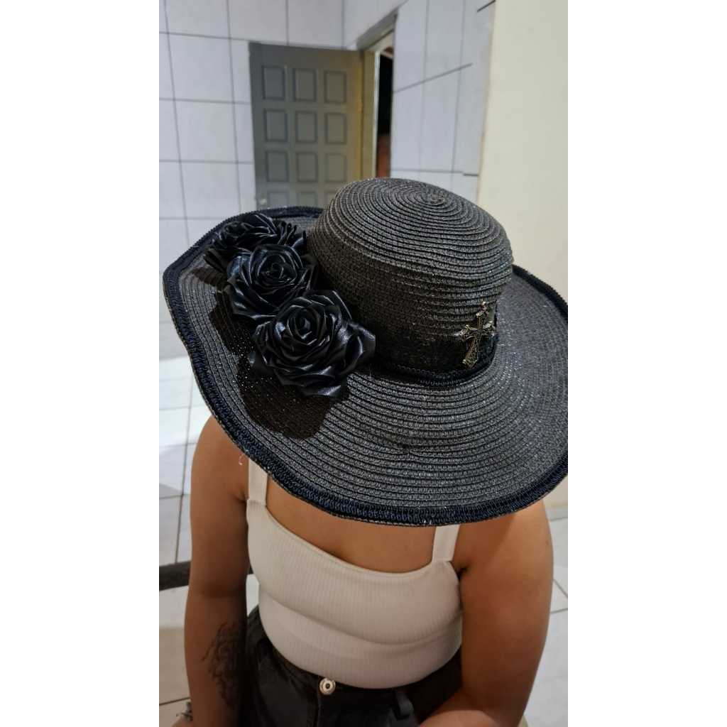 Chapéu modelo floppy Pombogira com flores e pingente de cruz