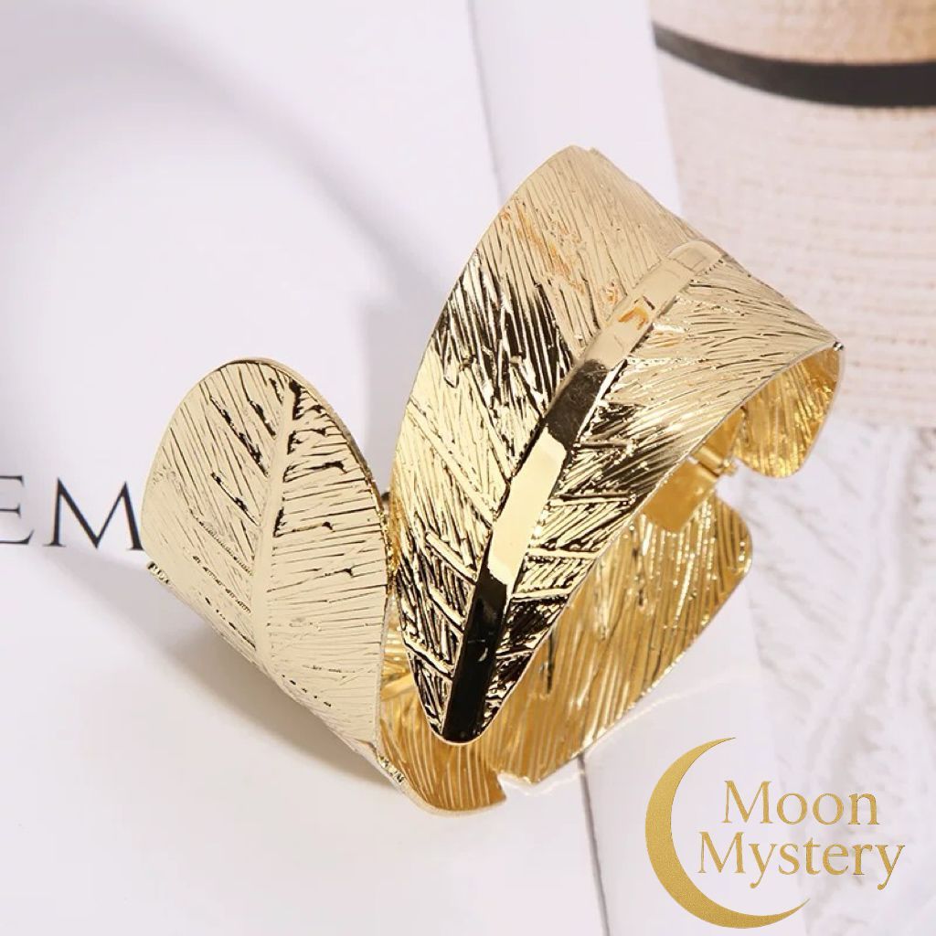 Pulseira Feminina Dourada com Design de Folha Texturizada – Bracelete Moderno, Elegante e Fashion