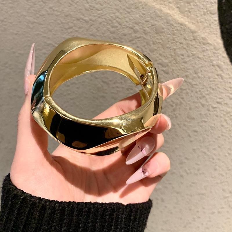 Pulseira Feminina Dourada – Bracelete Geométrico Irregular Minimalista, Moderno e Elegante