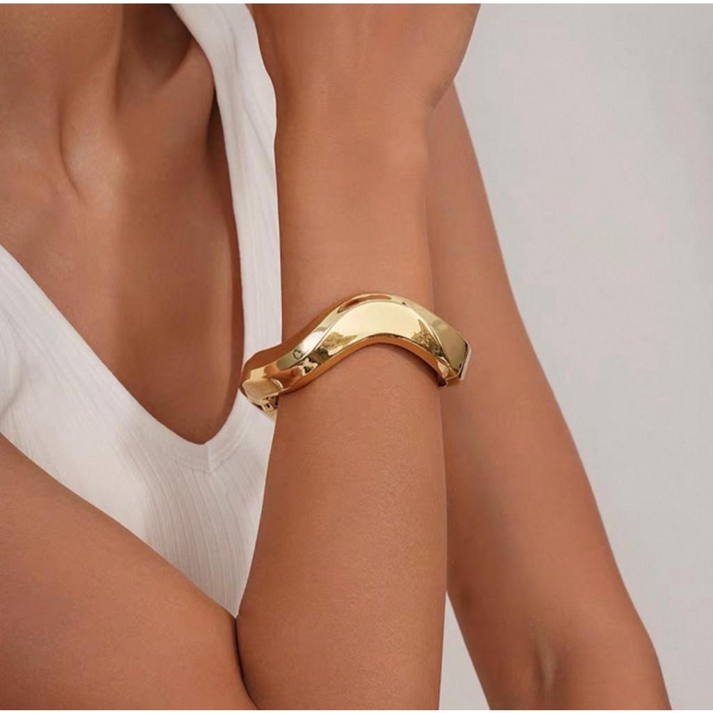 Pulseira Feminina Dourada Design Ondulado – Bracelete Moderno Minimalista, Estilo Elegante e Sofisticado