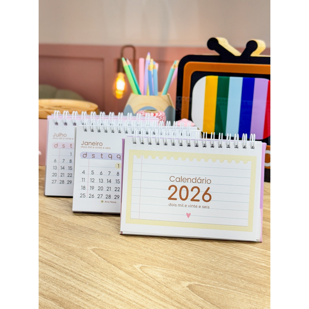 Calendário de Mesa A6 2026 Horizontal – Várias Capas, Base Cartonada, Papelaria Fofa