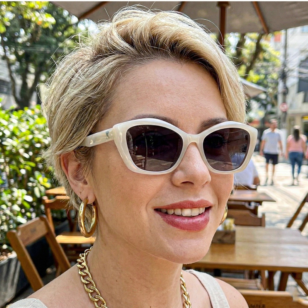 Óculos Feminino de Sol Design Robusto Detalhes em Baixo Relevo Proteção UV Dobradiças em Metal