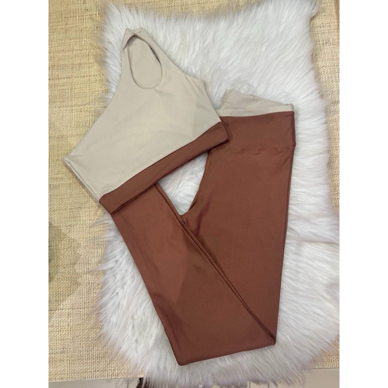 Conjunto Bicolor Feminino Fitness – Top Assimétrico + Legging Marron – Alta Compressão para Academia