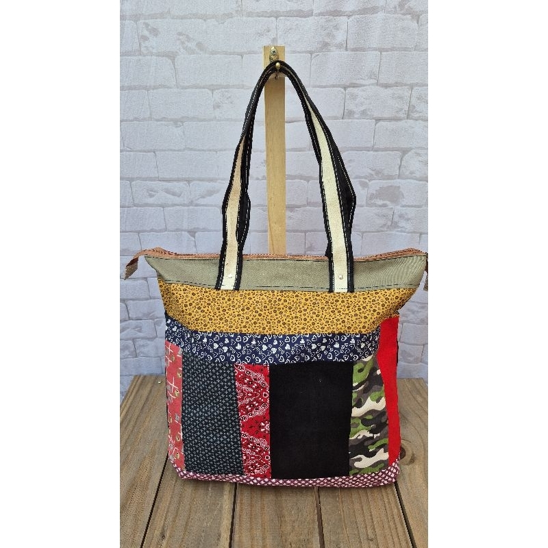 bolsa feita de jeans usado e retalhos de tecidos de tricoline algodão, moda sustentável