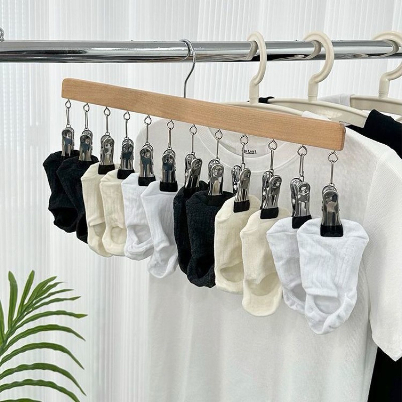 Cabideiro multifuncional de madeira com prendedores para pendurar roupas íntimas, chapéus e meias.