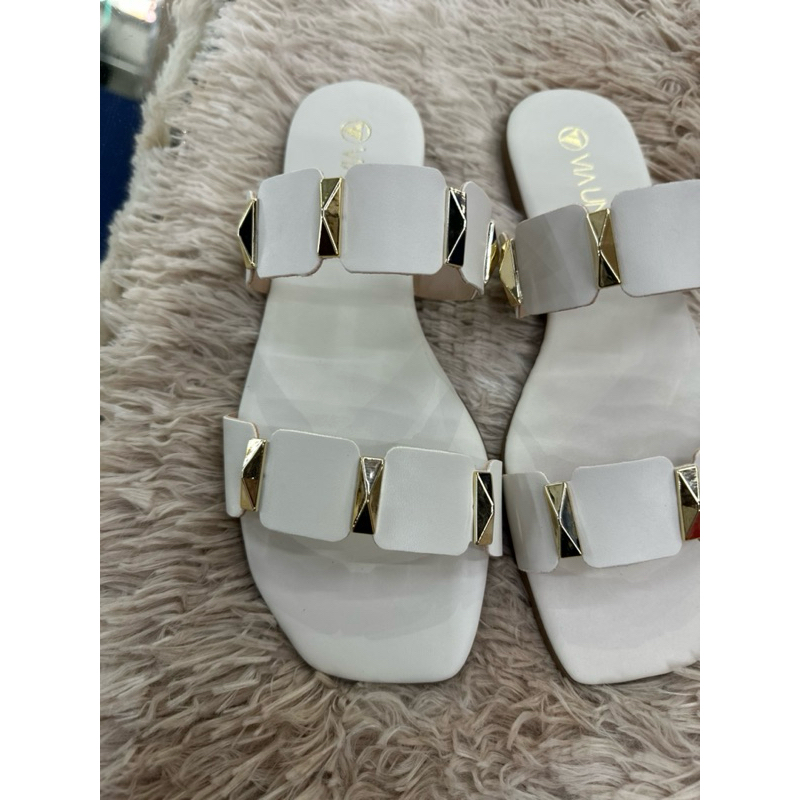 Rasteira Via Uno - Off-White com Pirâmide Douradas Elegância e conforto noseu dia a dia! Essa rasteira Via Uno